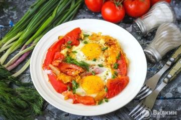 Stegte æg med tomater og løg
