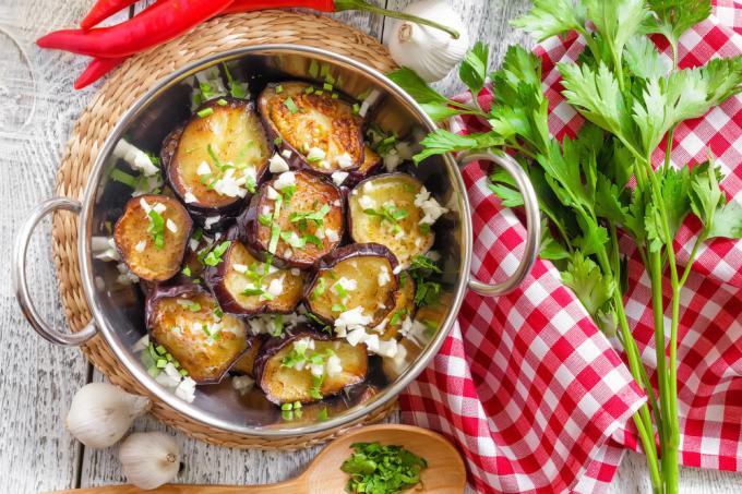 Enkel og lækre forberedelser til vinteren aubergine - er klar til at hurtigt og meget velholdt. Appetitlige skiver af stegte aubergine er velegnet til enhver kød-, fjerkræ- og vegetabilske side retter. 