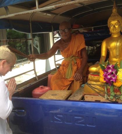 Af den måde, efter at have besøgt store Buddha den næste dag på hotellet, så jeg bare sådan en mobil "station" med munken. Han binder også rebet, kommer pengene ikke kræve, men besluttede at sætte i det mindste som noget.
