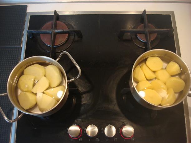 Billede taget af forfatteren (kartoflerne på komfuret, til højre for "Pyaterochka", til venstre for "Magnit")