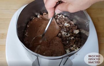 Hurtig og nem at forberede chokolade kage, som er forberedt uden ovn