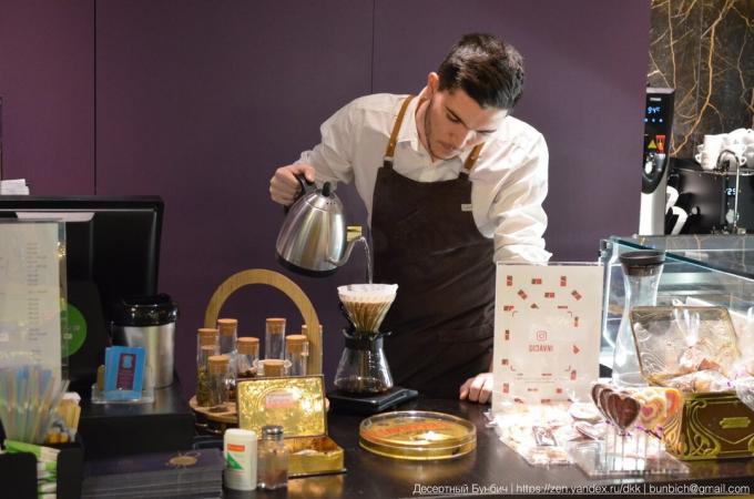 I cafeen kan du smage kaffe lavet alternativ måde. Rul ned for at se flere billeder