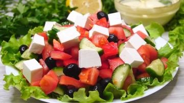 Græsk salat med en speciel sauce!
