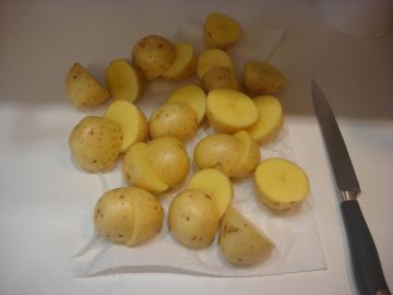Kartofler, honning, sojasauce og hvidløg. Jeg troede ikke, det kunne komme hjem svært at opgive en simpel side skål!