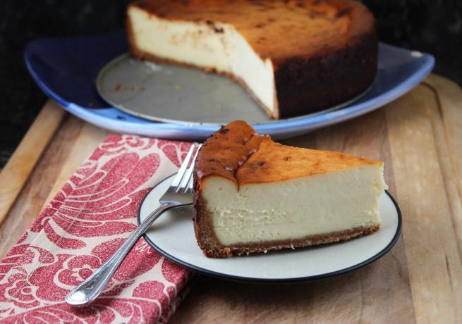Efter bagning cheesecake dækket med brunet skorpe, hvis du ikke kan lide, kan du dekorere med friske bær og hæld marmelade