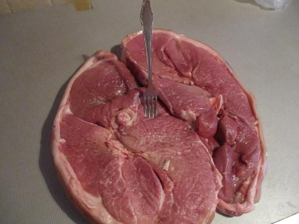Kød stikkes let på en gaffel